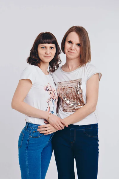 Duas Raparigas Felizes Sorrir Retrato Mulheres Abraçadas Conceito Relacionamentos Família — Fotografia de Stock