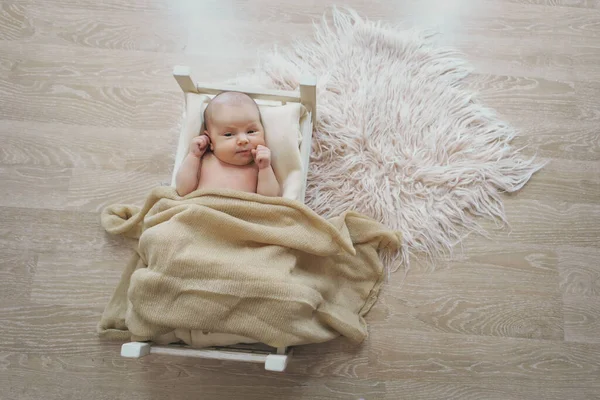 Bebé Acostado Una Cama Madera Debajo Una Manta Retrato Niño — Foto de Stock