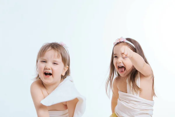 Due Bambine Che Ballano Uno Sfondo Bianco Bambini Divertono Concetto — Foto Stock