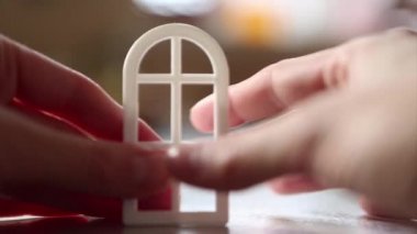 Plastik pencere, yakın plan. Aksesuar reklamı, kurulum, temizlik
