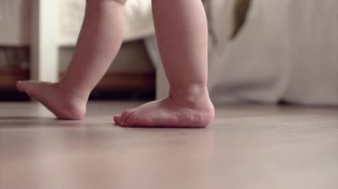 Yeni doğmuş bir bebeğin bacakları yakın plan. İlk adım. ayak masajı, çocukluk konsepti, sağlık hizmeti, tüp bebek, hijyen, eğitim, çocukluk