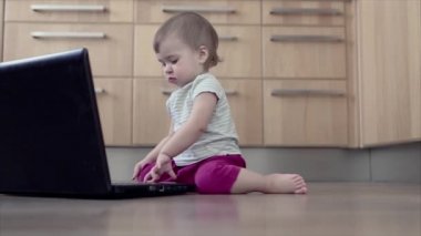 Küçük çocuk bilgisayarda oynuyor. Dahi Çocuk iş planlama, ev işi, karantina, kendi kendini izole etme, koronavirüsten koruma, virüs, ev eğitimi, mesafe çalışması tekniklerini öğrenir..