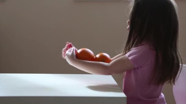 Egy Kislány Aki Narancsokkal Játszik Gyerek Gurítja Gyümölcsöt Vitamin Jót — Stock videók