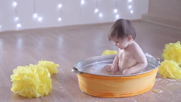 Küçük Bir Kız Limon Greyfurtla Banyo Yapıyor Sarı Çiçeklerin Arasında — Stok video