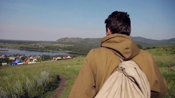 Ein Mann Mit Einem Rucksack Auf Den Schultern Geht Über — Stockvideo