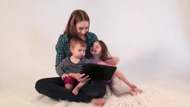 Matka Pokazuje Dzieciom Kreskówki Tablecie Rodzinny Czas Rekreacja Koncepcja Pracy — Wideo stockowe