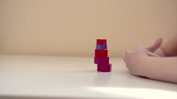 Het Kind Verzamelt Een Piramide Details Van Het Speelgoed Handen — Stockvideo