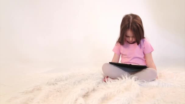 Çocuk Tablette Çizgi Film Seyrediyor Aile Zamanı Tatil Ödevi Karantina — Stok video