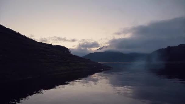 Conceito Passeios Barco Recreação Viagem Salpicos Água Azul Rio Montanhas — Vídeo de Stock