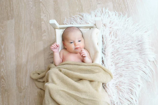 Baby Liggend Een Houten Bed Onder Een Deken Portret Van — Stockfoto