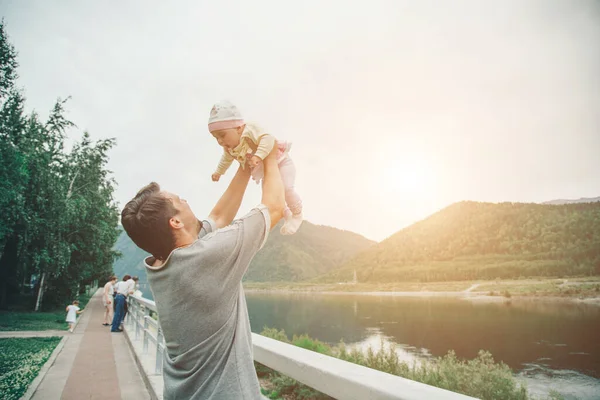 Papa Pris Fille Sur Pont Près Rivière Une Fille Fuite — Photo