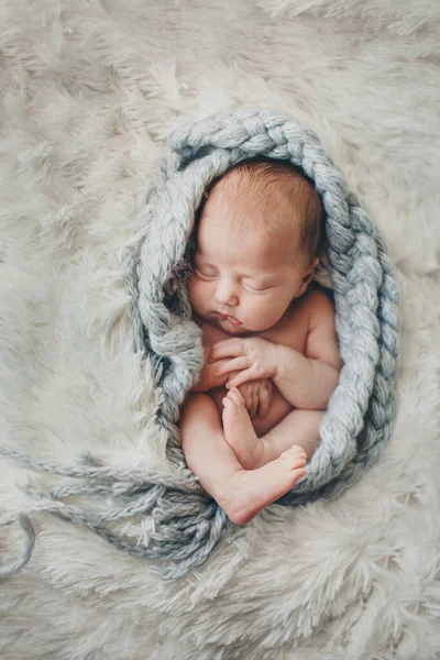 一个穿着毛毯的小女孩的肖像 模仿脐带 子宫里的婴儿 孩子的脸的特写 童年概念 体外受精 — 图库照片