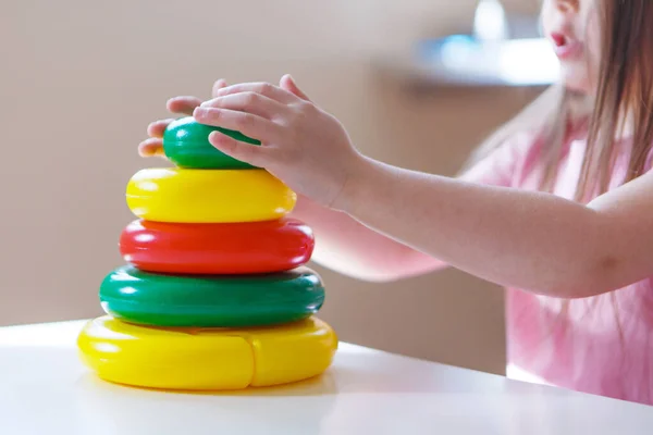 Niño Recoge Pirámide Detalles Del Juguete Las Manos Concepto Desarrollo —  Fotos de Stock