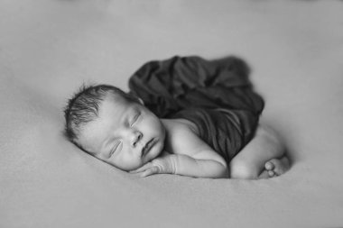 Sağlıklı yaşam tarzı, tüp bebek - yeni doğmuş bir bebek battaniyenin altında uyur. Boşluğu kopyala