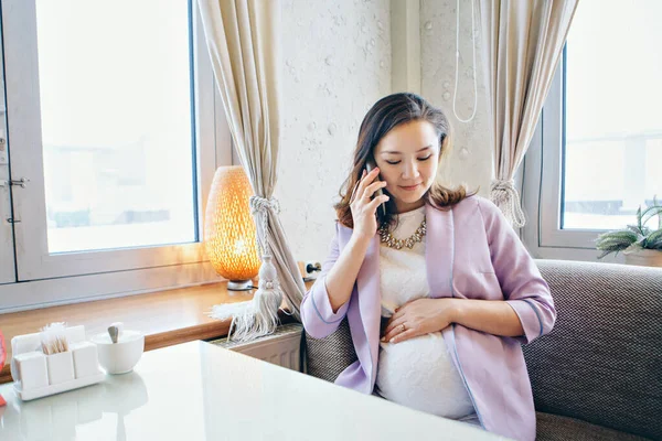 Eine Schwangere Frau Streicht Sich Über Den Bauch Ein Mädchen — Stockfoto