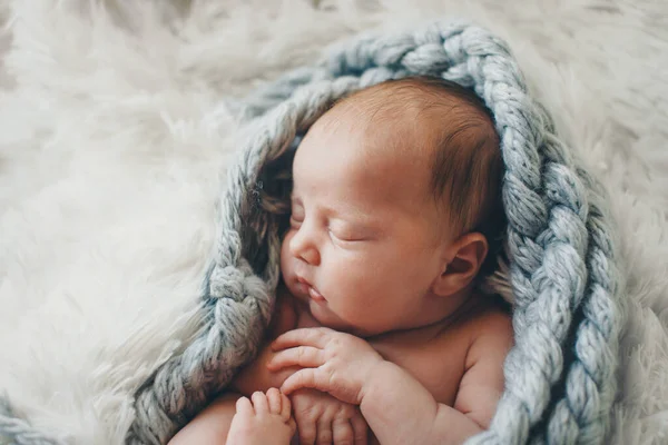 Ritratto Una Bambina Una Coperta Lana Imitazione Del Cordone Ombelicale — Foto Stock