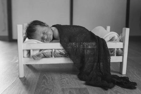 Bebé Acostado Una Cama Madera Debajo Una Manta Retrato Niño —  Fotos de Stock