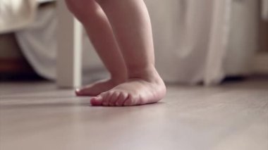 Yeni doğmuş bir bebeğin bacakları yakın plan. İlk adım. ayak masajı, çocukluk konsepti, sağlık hizmeti, tüp bebek, hijyen, eğitim, çocukluk