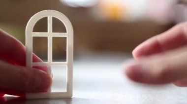 Plastik pencere, yakın plan. Aksesuar reklamı, kurulum, temizlik