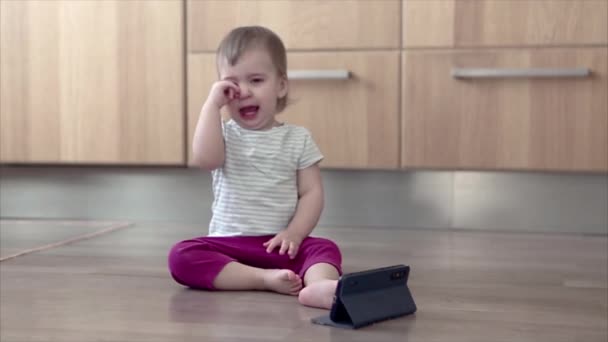 Małe Dziecko Bawi Się Komputerze Cudowne Dziecko Uczy Się Technik — Wideo stockowe