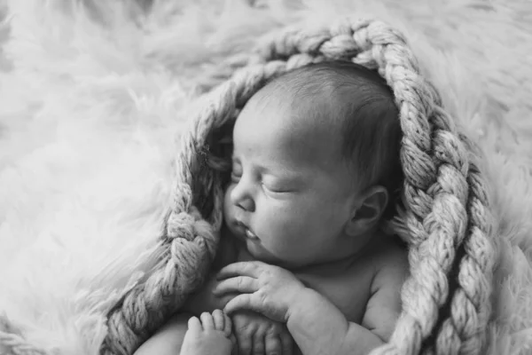 Retrato Una Niña Pequeña Una Manta Lana Imitación Del Cordón — Foto de Stock