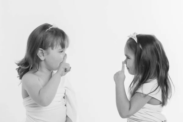 Due Bambine Scuotono Dita Uno Sfondo Bianco Bambini Crescono Vicenda — Foto Stock