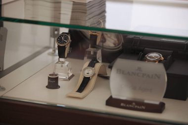 LONDON, ENGLAND - 8 Mart 2019: Blancpain Fifthy Fathoms spor dalış saatleri Heathrow Uluslararası Havaalanı 'ndaki vergisiz bir mağazada sergileniyor. Seyahat ve lüks İsviçre saat endüstrisi.