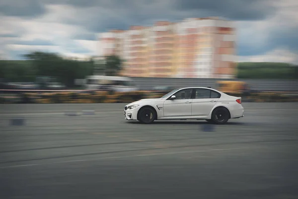 Реклама Бмв Москва 2018 Демонстрація Моделі Білого Автомобіля Автомобілі Тестовому — стокове фото