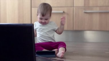 Küçük çocuk bilgisayarda oynuyor. Dahi Çocuk iş planlama, ev işi, karantina, kendi kendini izole etme, koronavirüsten koruma, virüs, ev eğitimi, mesafe çalışması tekniklerini öğrenir..