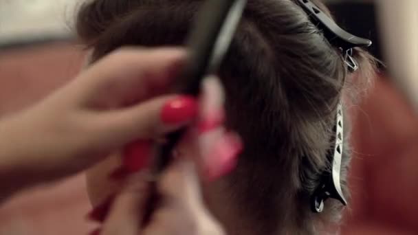 Homme Coupe Les Cheveux Dans Salon Coiffure Maître Fait Une — Video