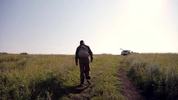 Людина Дитиною Задньому Плані Дикої Природи Російські Гори Рівнини Поля — стокове відео