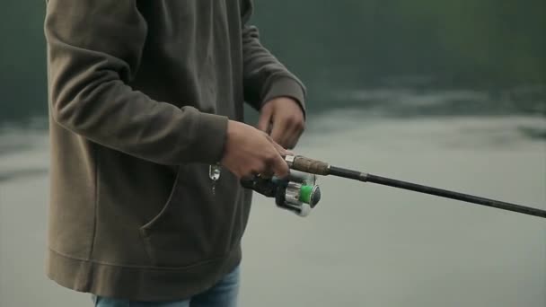 在钓鱼旅行中 一个人从钓竿上滑脱下来 — 图库视频影像