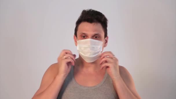 Porträt Eines Mannes Auf Weißem Hintergrund Patient Häuslicher Selbstisolierung Der — Stockvideo