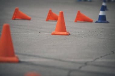 Boş park yerinde trafik konileri, çizgili asfalt