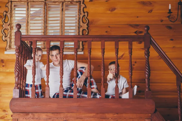 Famille Est Assis Sur Escalier Balcons Passer Temps Isoler Décoration — Photo