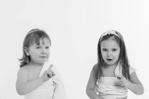 白い背景で二人の少女が指を振る 子供たちは互いに育て合う 子供時代 姉妹の概念です スペースのコピー — ストック写真