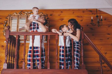 Ailesi merdivenlerde, balkonlarda oturuyor. Kendini izole ederek zaman geçirmek. iç dekorasyon