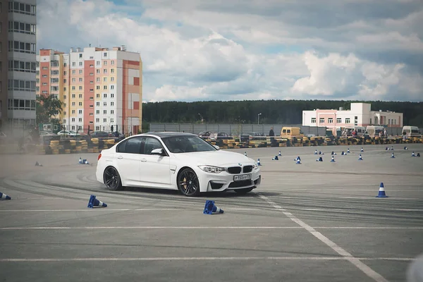 Reklam Bmw Moskova 2018 Beyaz Araba Modelinin Tanıtımı Test Pistindeki — Stok fotoğraf