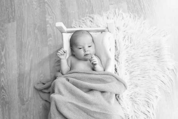 Bébé Couché Dans Lit Bois Sous Une Couverture Portrait Petit — Photo