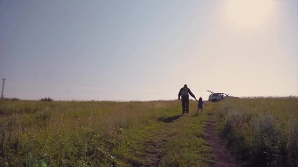 Hombre Con Niño Fondo Naturaleza Salvaje Montañas Rusas Llanuras Campos — Vídeos de Stock