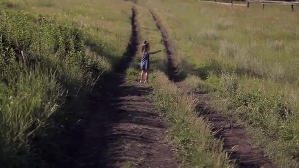 Ребенок Фоне Дикой Природы Русские Горы Равнины Поля Девушка Высокой — стоковое видео
