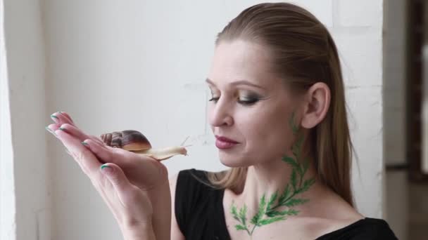 Model Houdt Slak Bij Hand Advertenties Voor Cosmetica Zwaartekracht Crèmes — Stockvideo