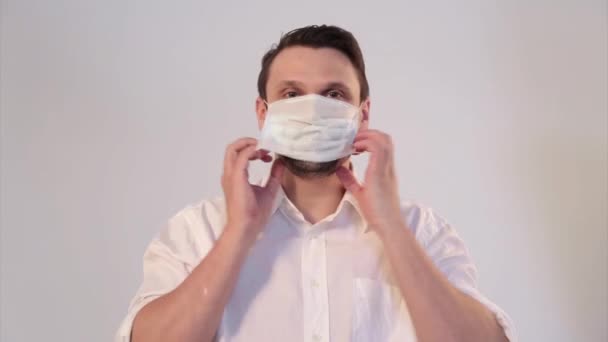 Porträtt Man Med Vit Bakgrund Som Bär Medicinsk Mask Demonstration — Stockvideo