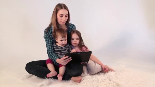 Bir Anne Çocuklarına Tabletteki Çizgi Filmleri Gösterir Aile Zamanı Eğlence — Stok video