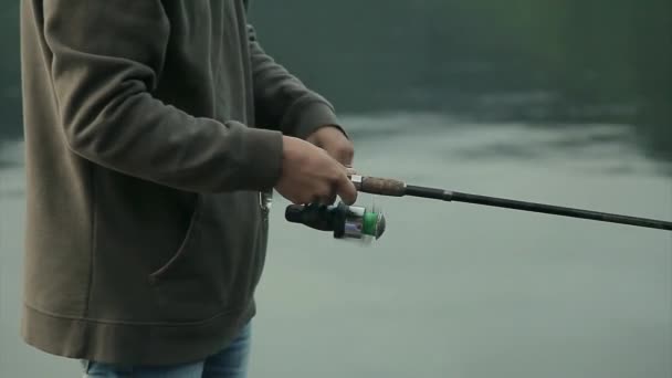 Lors Voyage Pêche Homme Enroule Une Canne Pêche — Video