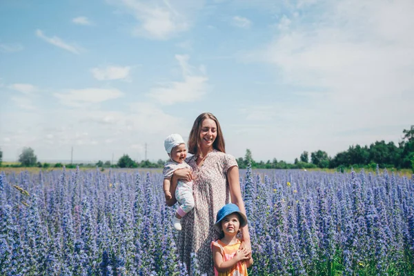 Mor Wid Barn Går Genom Blomsteräng Glaciärer Njuta Livet Bland — Stockfoto