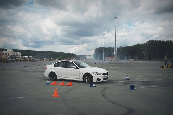 Publicidade Bmw Moscou 2018 Demonstração Modelo Carro Branco Carros Pista — Fotografia de Stock