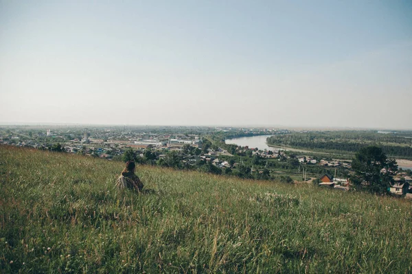 Hombre Contexto Naturaleza Salvaje Montañas Rusas Llanuras Campos Viajero Sienta —  Fotos de Stock