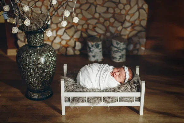 Das Baby Liegt Einem Holzbett Unter Einer Decke Vor Dem — Stockfoto