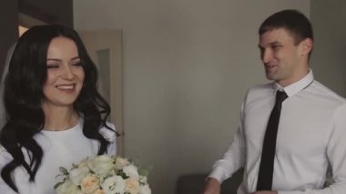 Damat geline gelir ve çiçekleri verir.